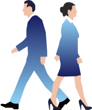 男女が逆方向に歩いている