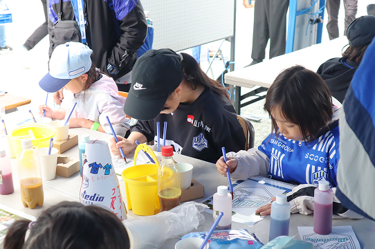 花を絵の具に再利用するワークショップの様子